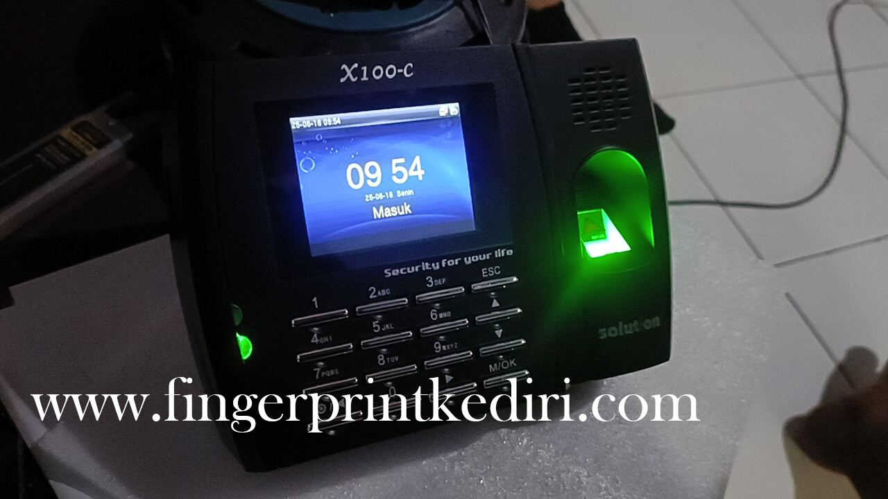 <p><strong>Apa itu Fingerprint dan mengapa penting di era digital ?</strong> Fingerprint atau mesin sidik jari adalah alat presensi modern yang menggunKn biometric manusia sebagai dasar identifikasi. Setiap manusia memiliki pola sidik jari yang unik. Teknologi ini memanfaatkan keunikan itu untuk berbagai kebutuhan, mulai dari sistemabsensi, akses pintu, hingga verivikasi identitas karyawan.</p>